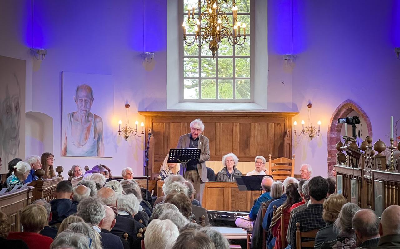 Historicus en schrijver Geert Mak tijdens de rede die hij vrijdag sprak in een afgeladen Dorpskerk Huizum in Leeuwarden.