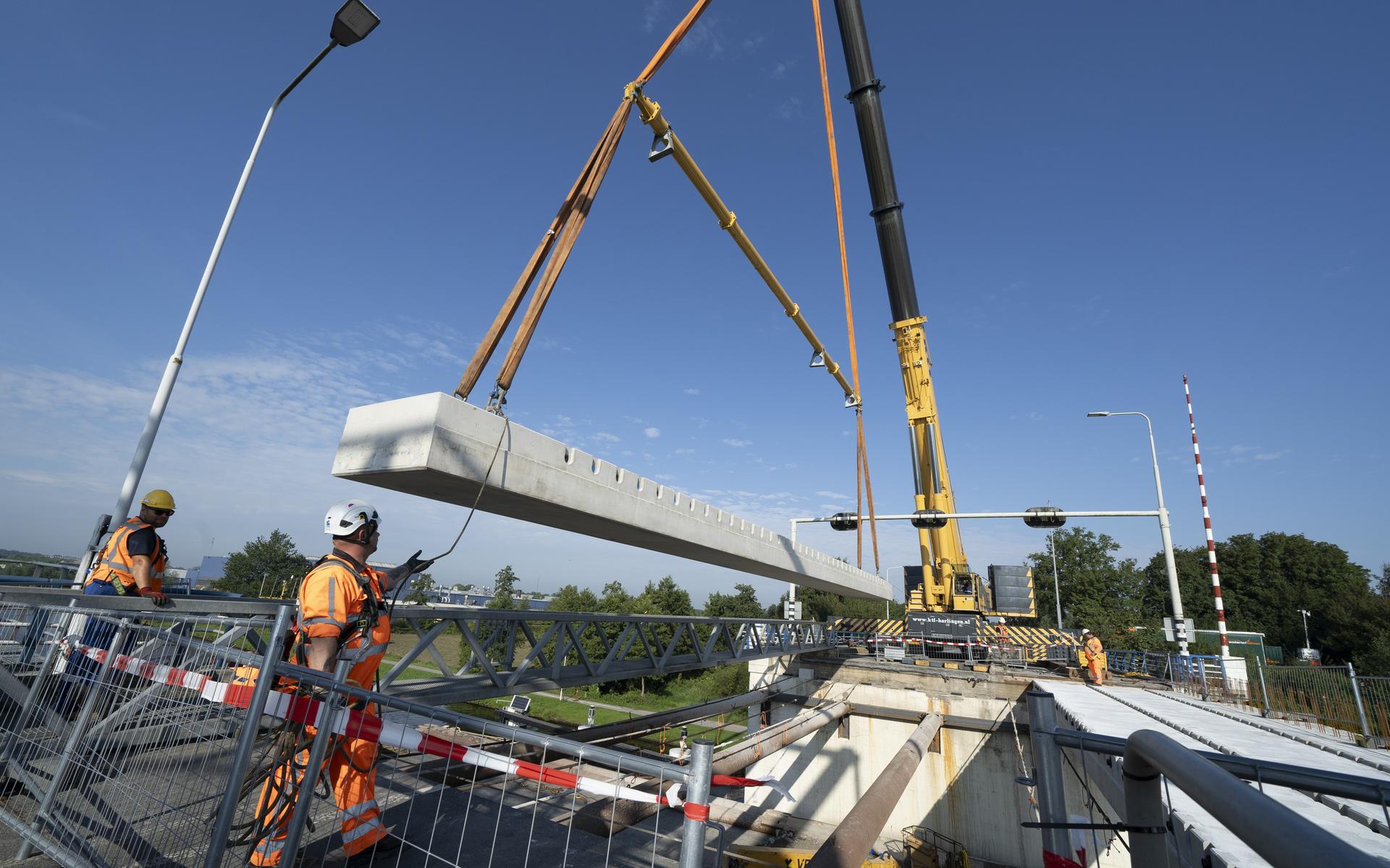 Telescoopkraan legt nieuwe brug over PM-kanaal bij Kootstertille op zijn plek. Wanneer is al het wer