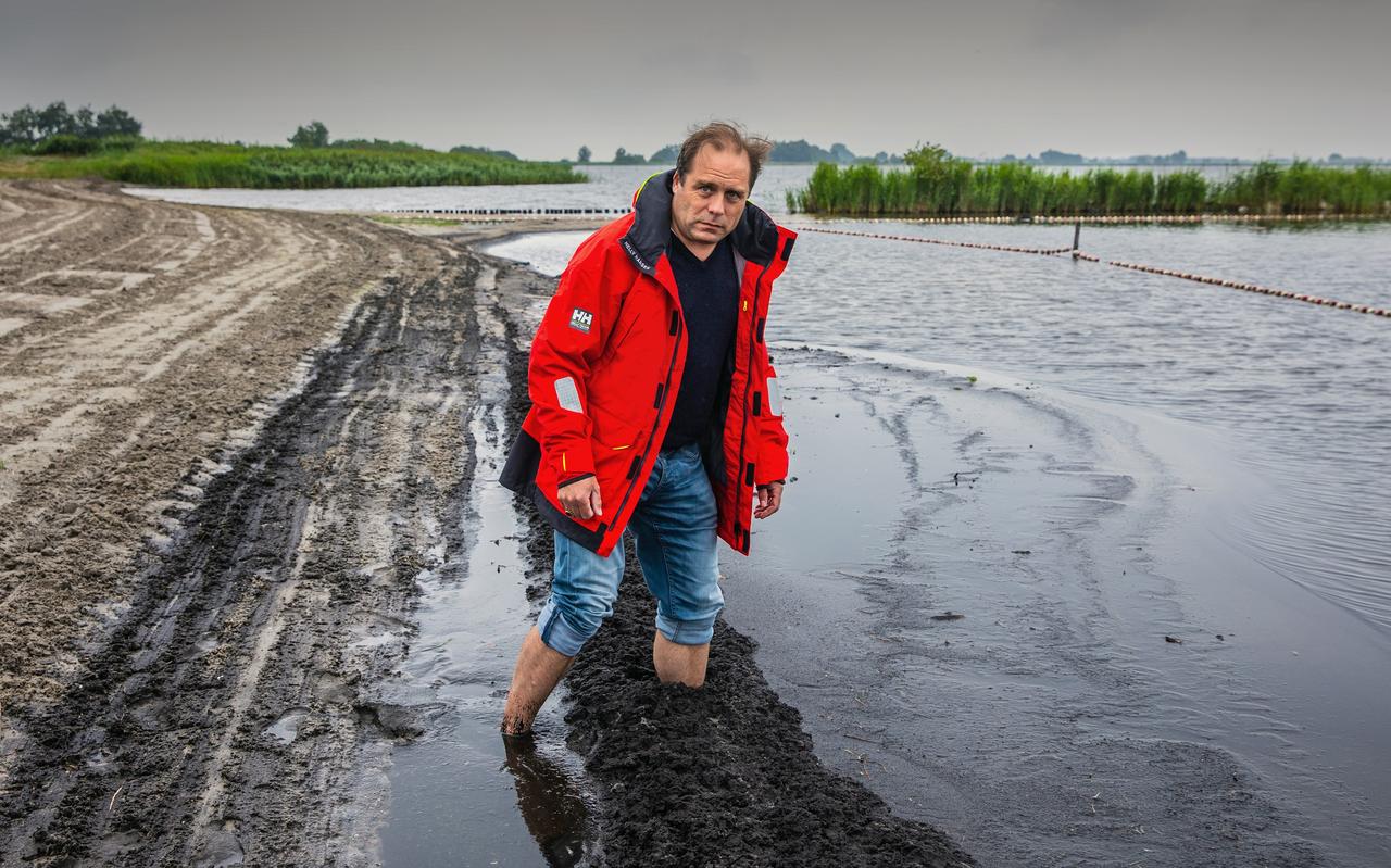 Voorzitter Kaj Valk van Watersportvereniging Sleattemermar laat zien dat je makkelijk wegzakt in het slib. Voorzitter Kaj Valk van Watersportvereniging Sleattemermar laat zien dat je makkelijk wegzakt in het slib.