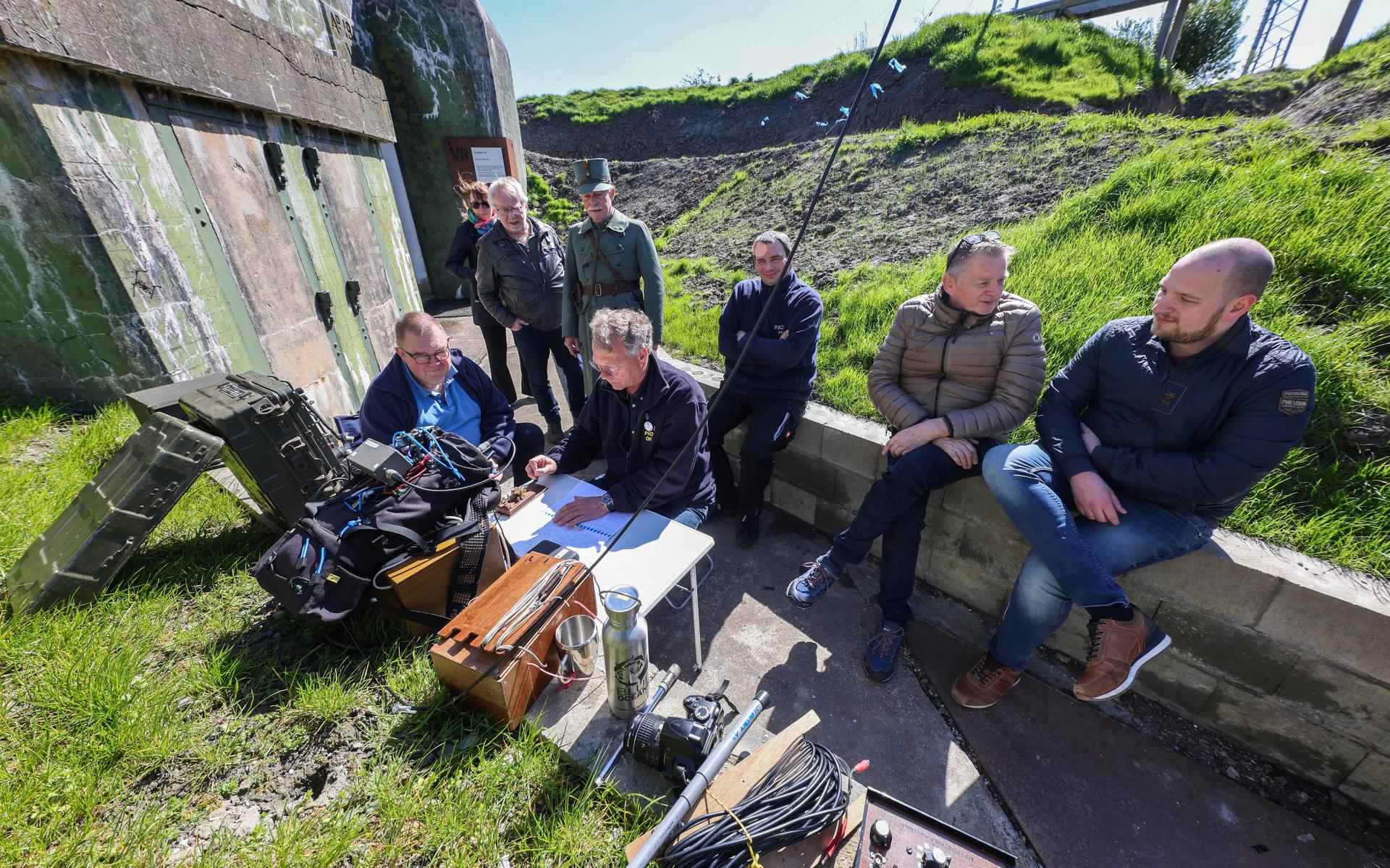 Een Radiozendamateur Zwijgt Over Politiek En Geloof, Verder Is Inhoud ...