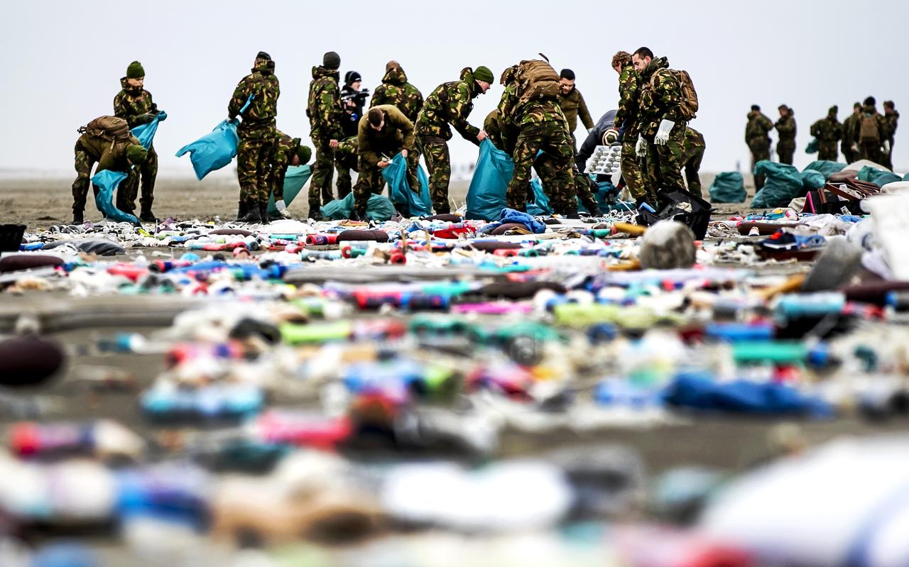 Militairen ruimen op Schiermonnikoog het strand op nadat vrachtschip MSC Zoe begin 2019 342 containers was verloren. Militairen ruimen op Schiermonnikoog het strand op nadat vrachtschip MSC Zoe begin 2019 342 containers was verloren.