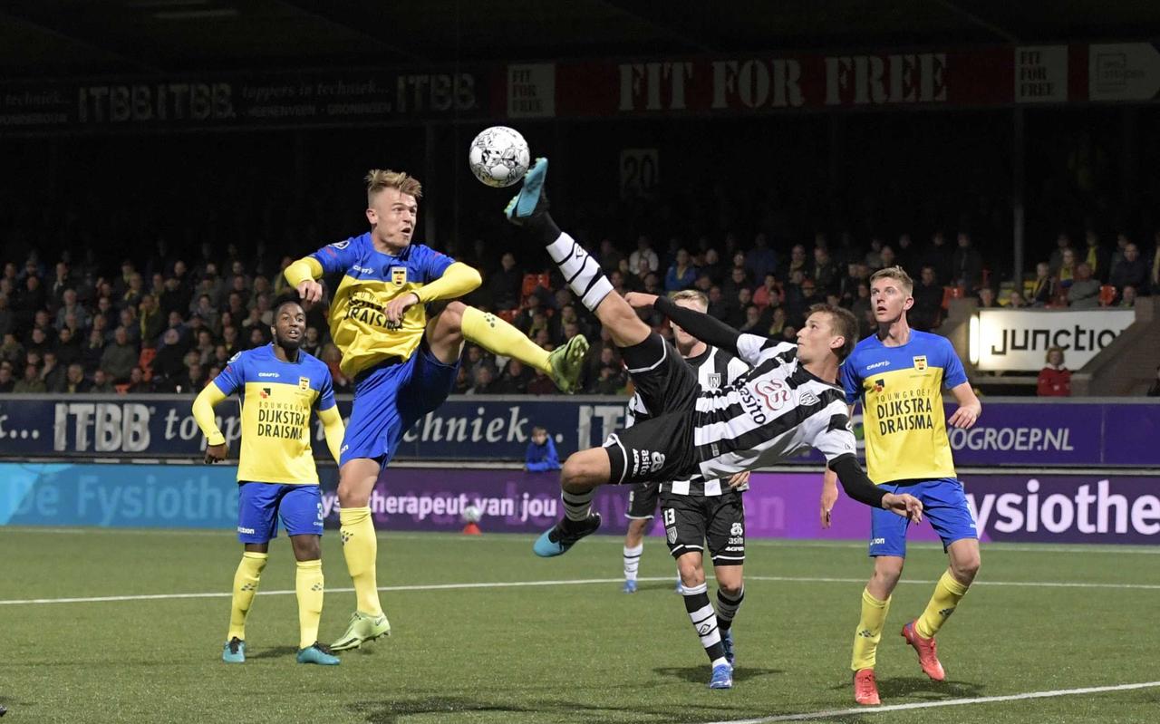 Jamie Jacobs ziet Lucas Schoofs (Heracles) op acrobatische wijze een doelpoging doen. Jamie Jacobs ziet Lucas Schoofs (Heracles) op acrobatische wijze een doelpoging doen.