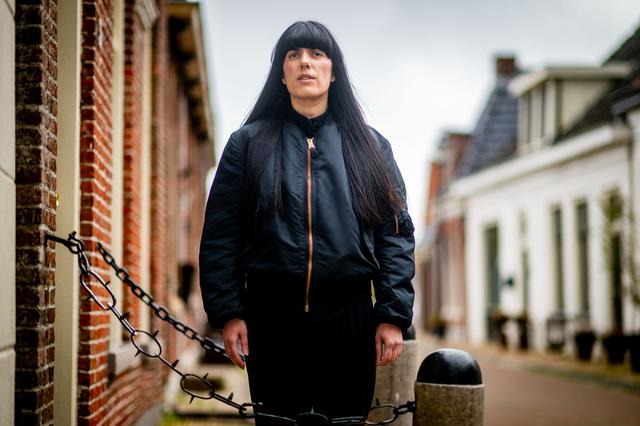Tina (44) verhuisde van Amsterdam naar Sexbierum en maakte daar een docuserie over: Thuis in Sexbier