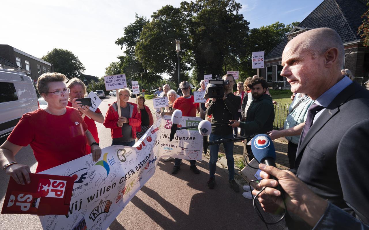Demissionair minister Stef Blok kwam maandagmiddag naar Ternaard met een ongemakkelijke boodschap. Demissionair minister Stef Blok kwam maandagmiddag naar Ternaard met een ongemakkelijke boodschap.