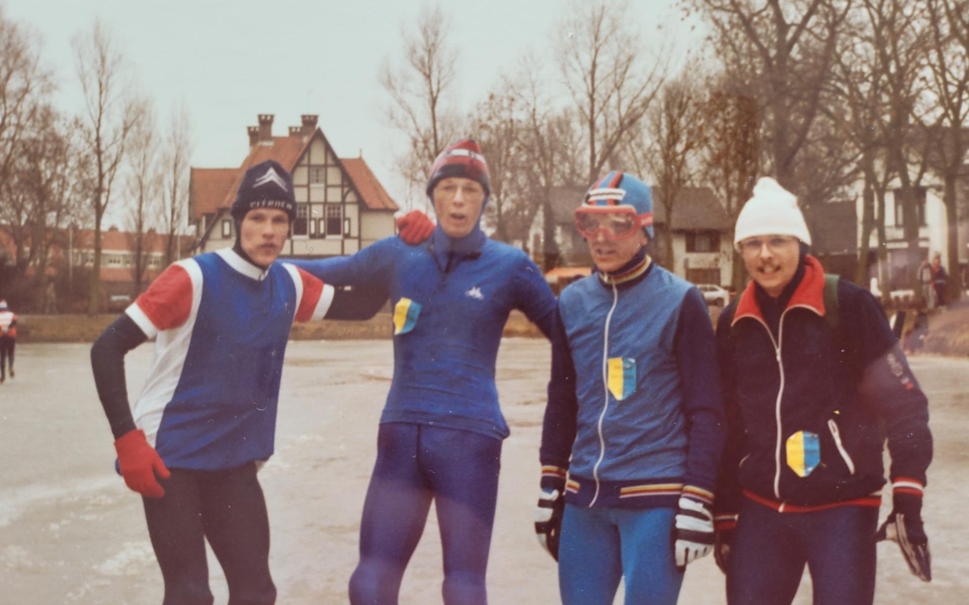 Vier Heerenveeners in actie tijdens de Elfstedentocht 1985 bij Harlingen.  V.l.n.r.: schoonzoon Johnny Hoekstra, zoon Halbe van den Berg, Jeen van den Berg en zoon Johannes van den Berg. 