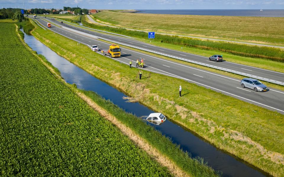 Een automobilist belandde dinsdagochtend naast de N31 ter hoogte van Kimswerd.