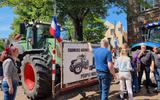 Boeren protesteren bij het provinciehuis in Leeuwarden. FOTO KAPPERS MEDIA
