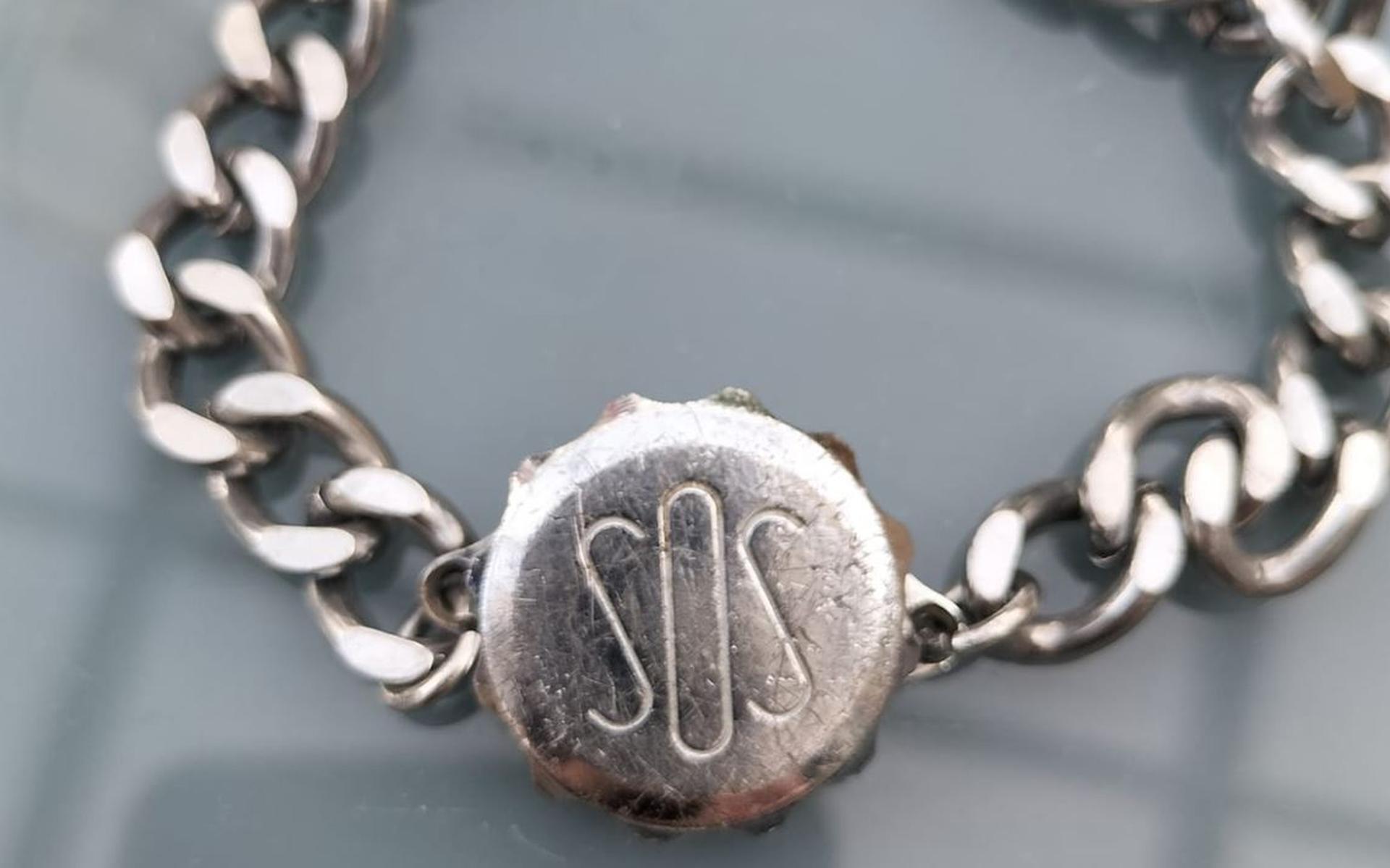 Armband van Anjo (87) uit Groningen is 30 jaar zoek en wordt piekfijn teruggevonden langs weg in Wij