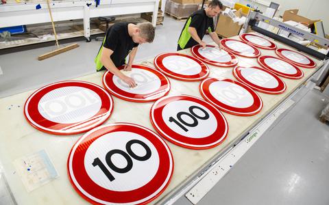 In Assen werden in 2019 de nieuwe verkeersborden van 100-stickers voorzien. 