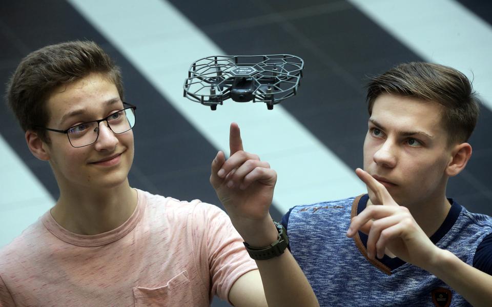 Vmbo'ers Diederik Vriezeveen (links), Maarten Kuipers en Nick Tiekstra (niet op de foto) deden onderzoek naar de toepassing van drones in de zorg. 
