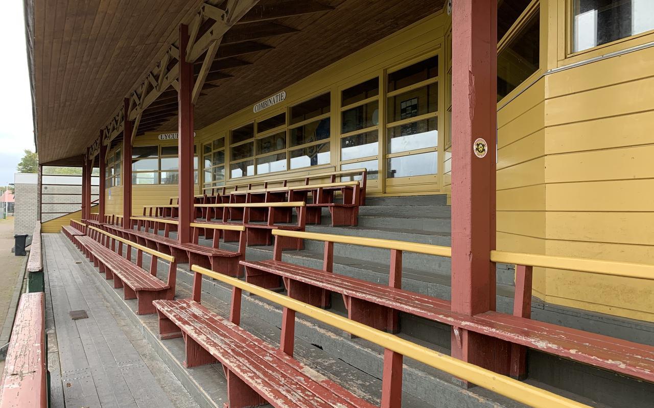 De monumentale tribune van LSC in Sneek die binnenkort grondig wordt opgeknapt. De monumentale tribune van LSC in Sneek die binnenkort grondig wordt opgeknapt.
