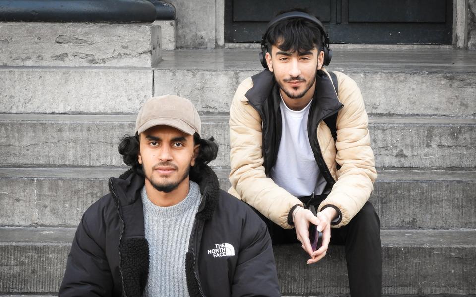 De Syrische statushouders Aland Dawoud (rechts) en Ali Hamid uit Leeuwarden, zijn als alleenstaande minderjarigen naar Nederland gekomen.
