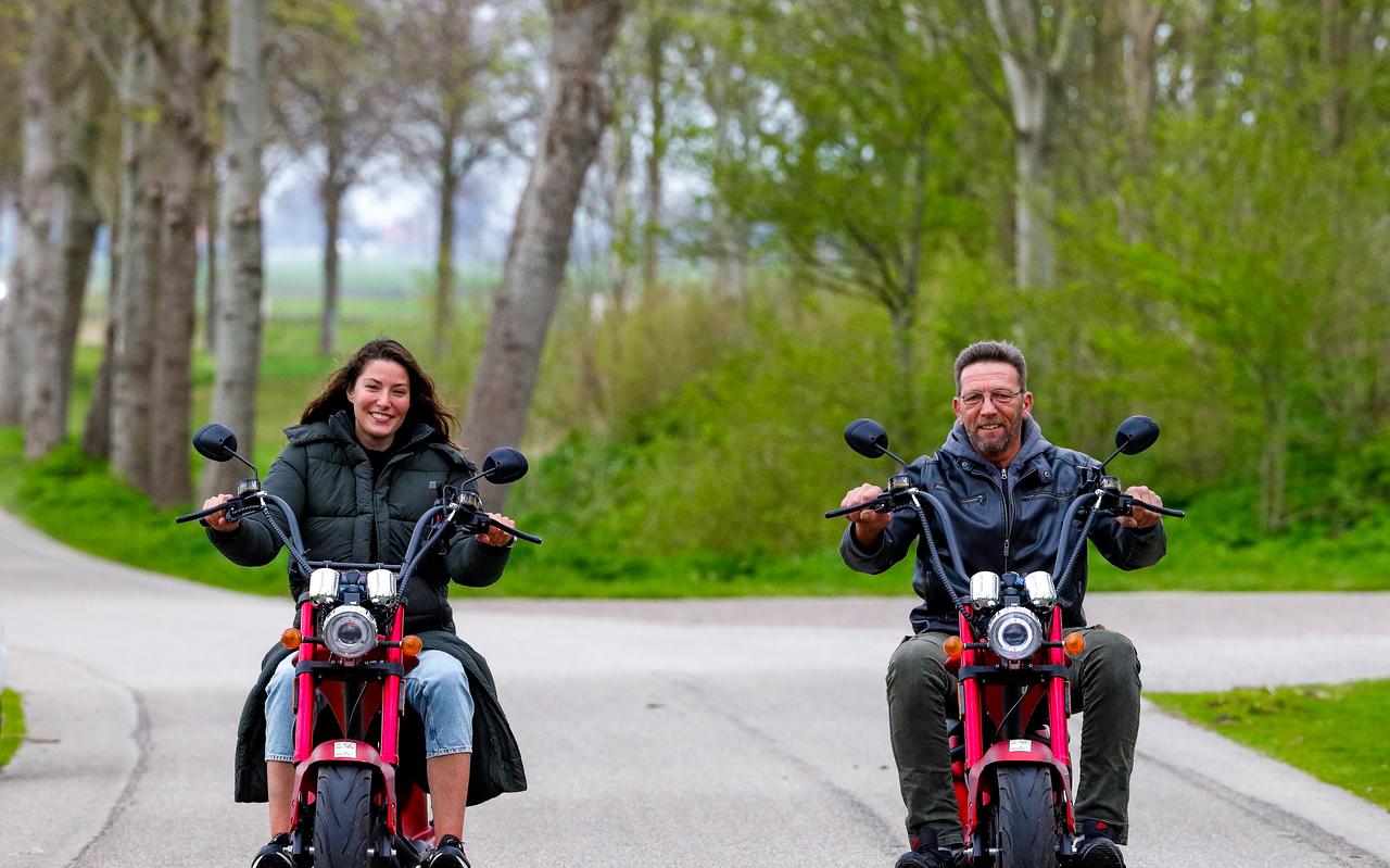 Michelle en Ton Boerkamp maken een ritje door Gaasterland op een E-chopper. Michelle en Ton Boerkamp maken een ritje door Gaasterland op een E-chopper.