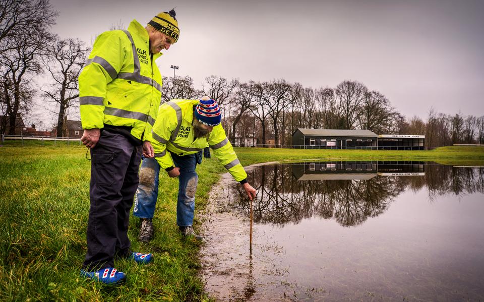Het laatste ijs is donderdag uit de schaatsbaan in Joure gesmolten. Maar ijsmeesters Ynte en zijn zoon Tjeerd Kuindersma van IJsclub de Vlecke zijn klaar voor de aankomende vorstperiode.