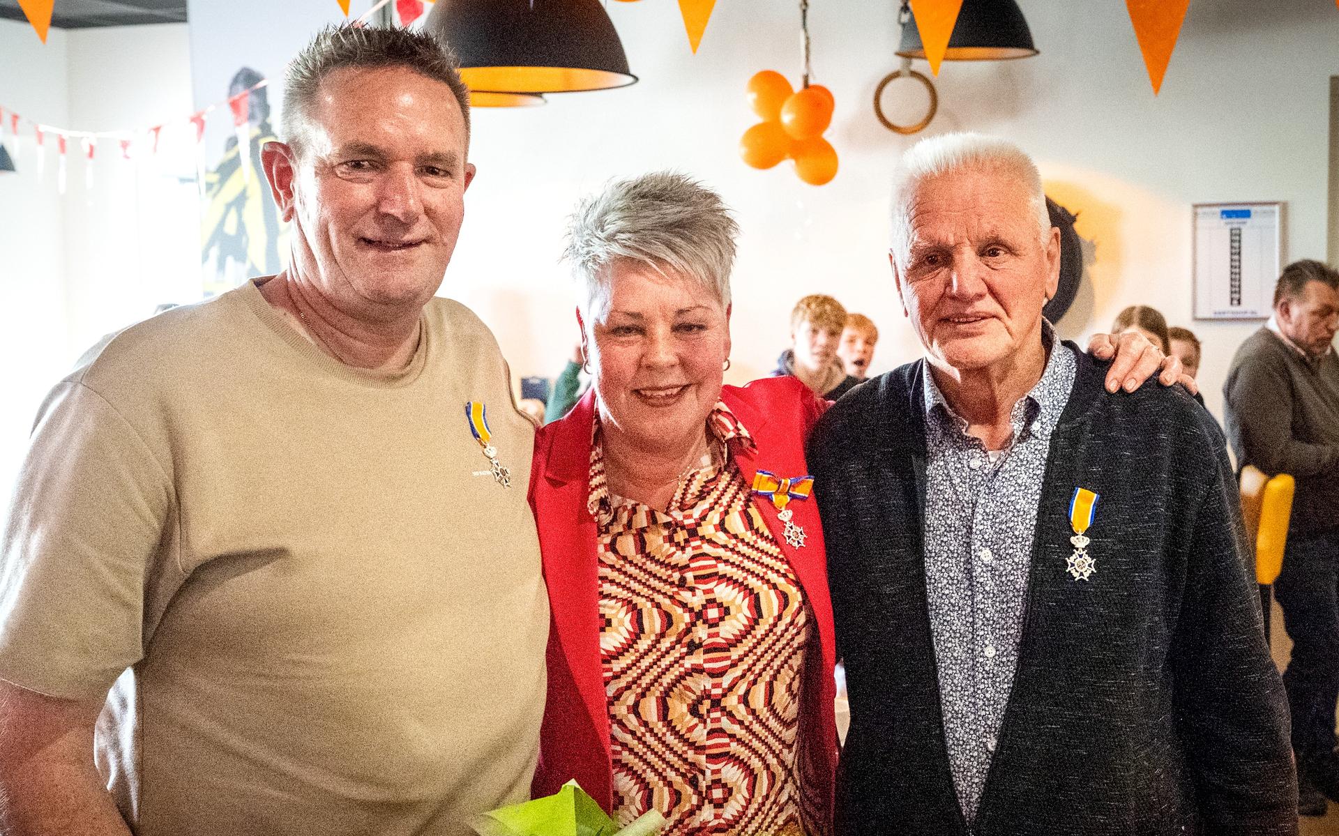 Unieke 'drietrapsraket' in Lippenhuizen: vader, dochter én schoonzoon krijgen een lintje voor hun in