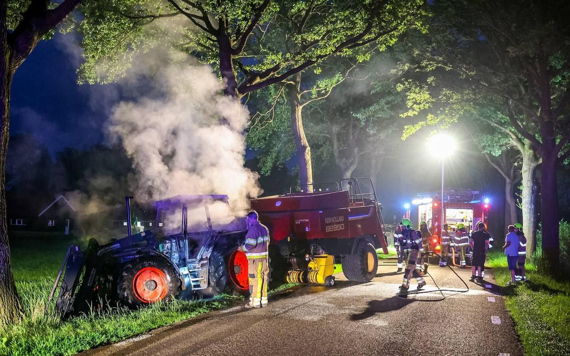 Trekkercabine brandt uit in Nij Beets - Leeuwarder Courant