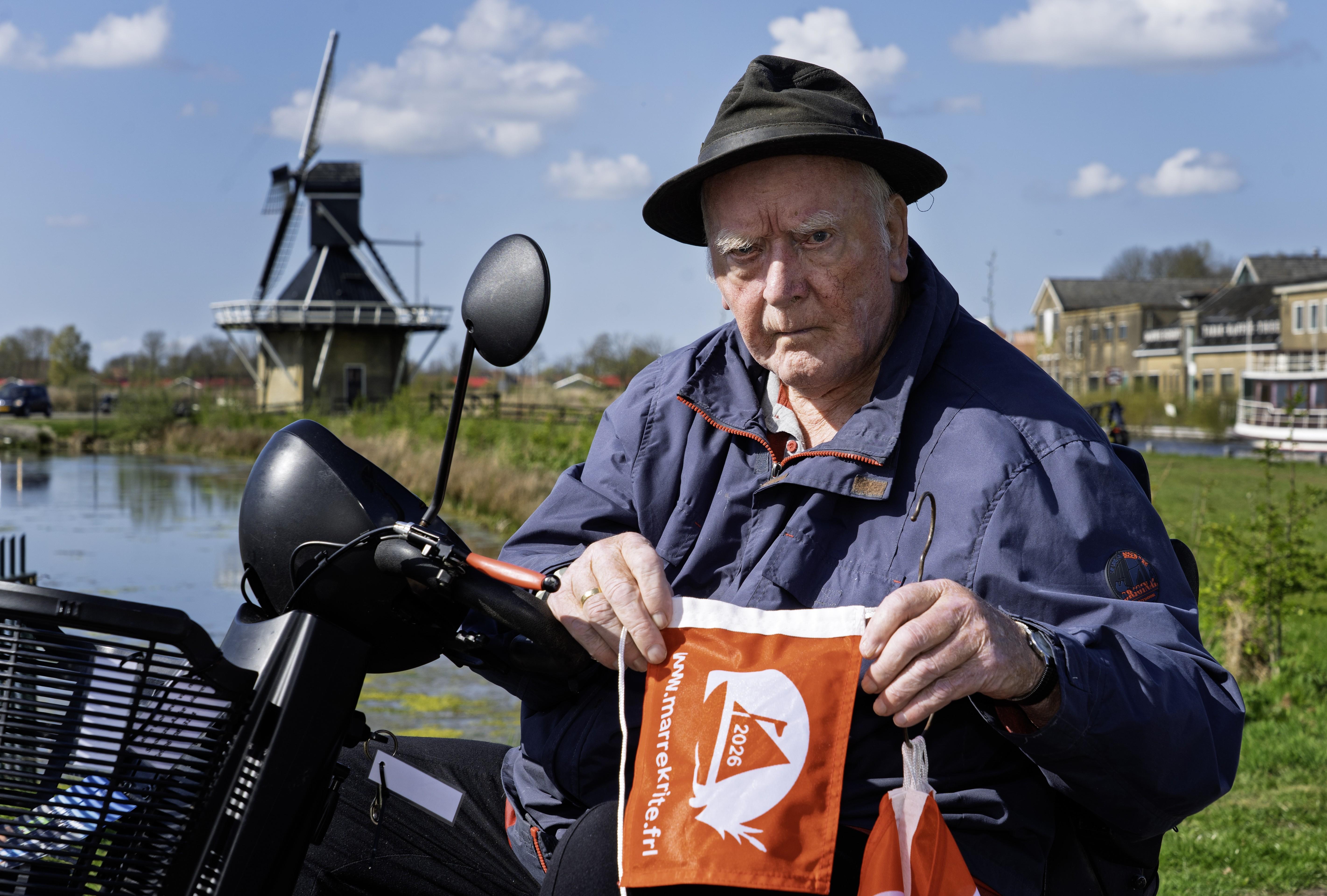 Hij is de laatste bij wie het nog kan: ‘vlagjesman’ Yeb (84) uit Joure verkoopt nog één jaar wimpels