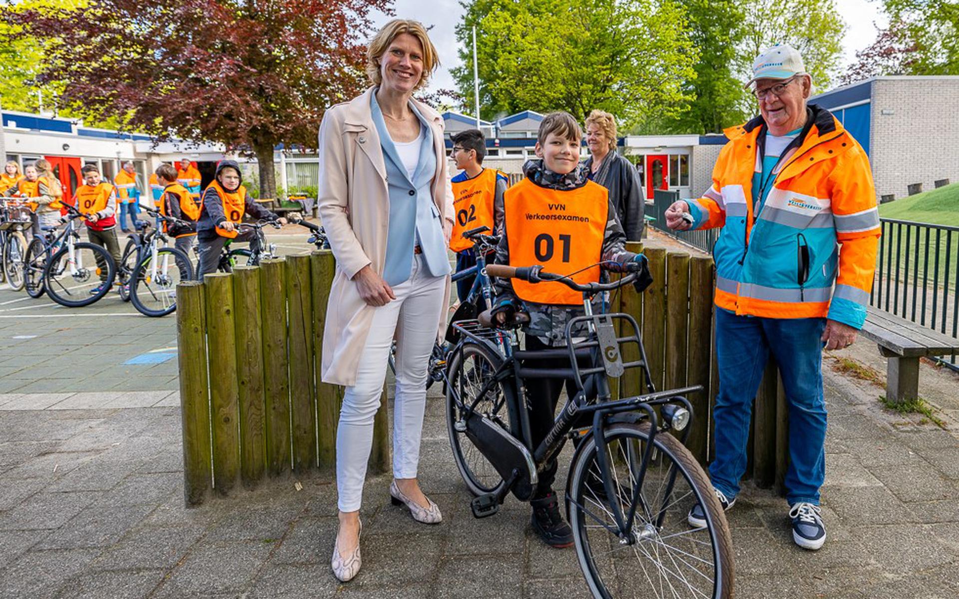 Wethouder De Pee, deelnemer Brent en een vrijwilliger van Veilig Verkeer Nederland bij de start van het examen.