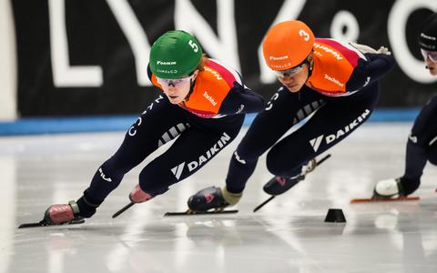 Rianne de Vries (links) met in haar kielzog Georgie Dalrymple, haar voornaamste concurrent in de strijd om het laatste olympische ticket.