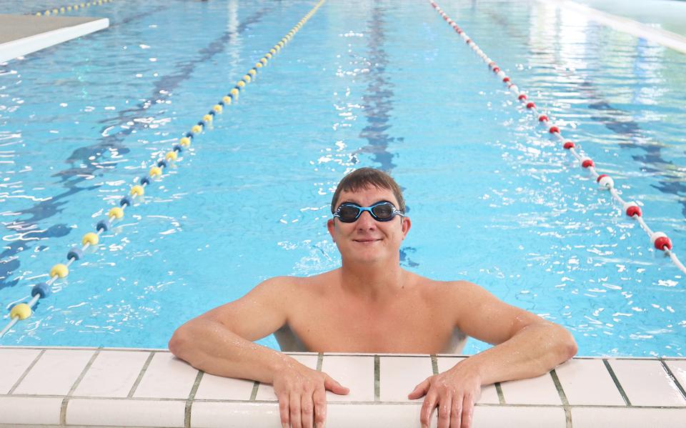 Jelmer Tijseling (45) neemt graag een duik in het zwembad. 