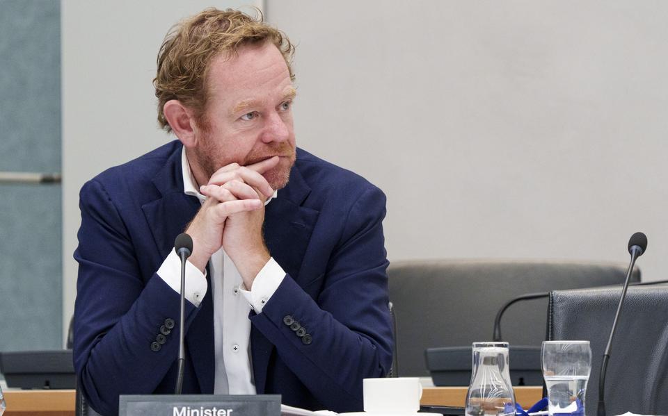 Minister David van Weel (VVD, Justitie en Veiligheid) in gesprek met de Tweede Kamer over de politie.