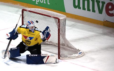 Flyers-goalie Martijn Oosterwijk moet in de laatste seconden de beslissende treffer incasseren.