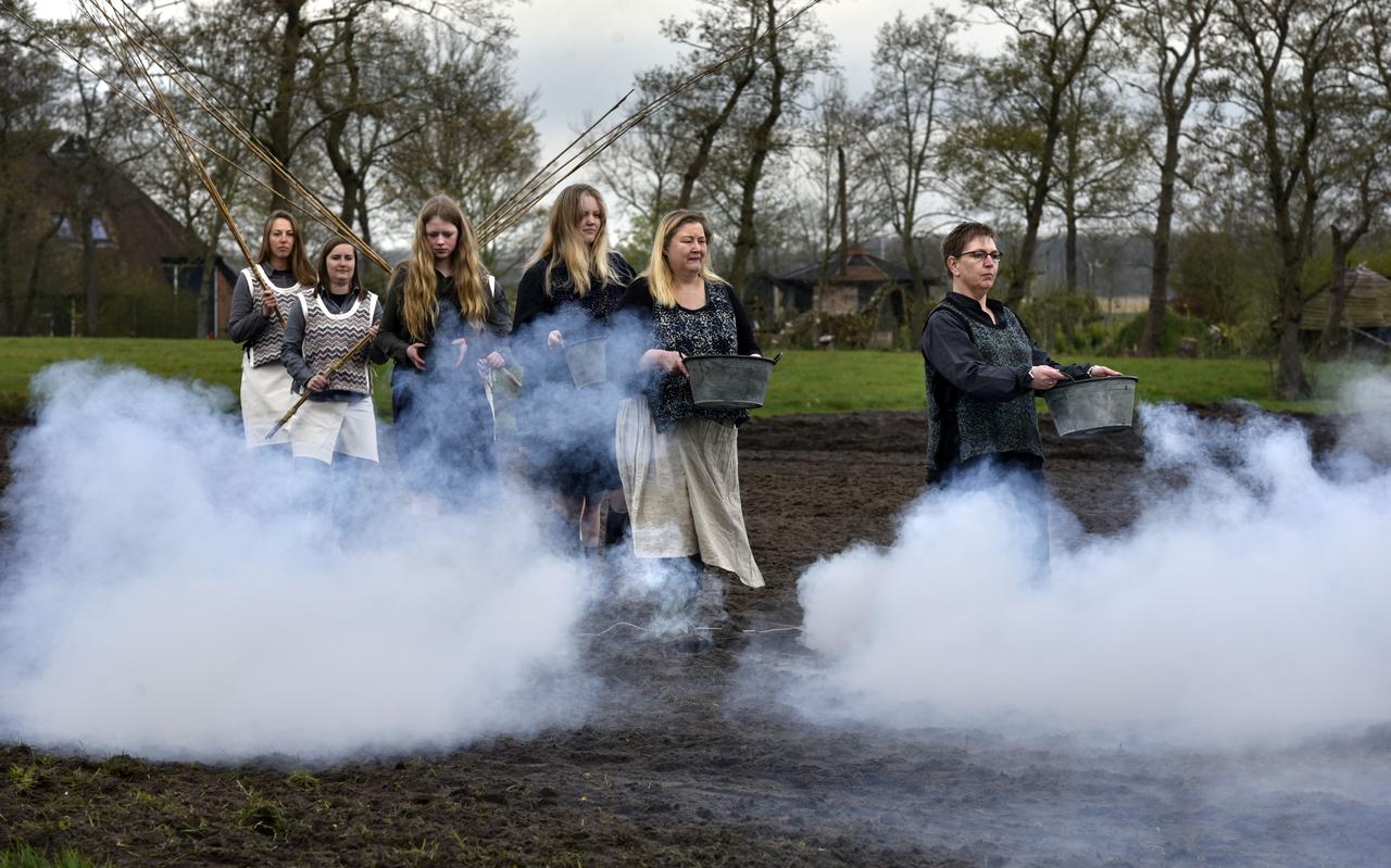 Het weiland waar het iepenloftspul 'Maïstiid' wordt opgevoerd, is op 1 mei door een aantal spelers 'ritueel' ingezaaid met maïs. Het weiland waar het iepenloftspul 'Maïstiid' wordt opgevoerd, is op 1 mei door een aantal spelers 'ritueel' ingezaaid met maïs.