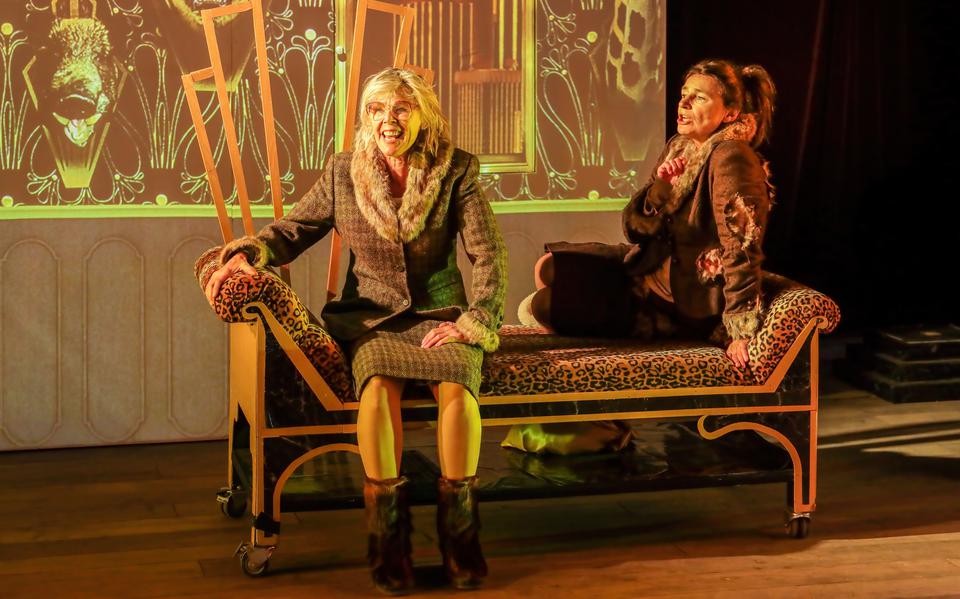 Een scène uit 'Madam Scrooge' met (links) Wivineke van Groningen als Madam Scrooge.