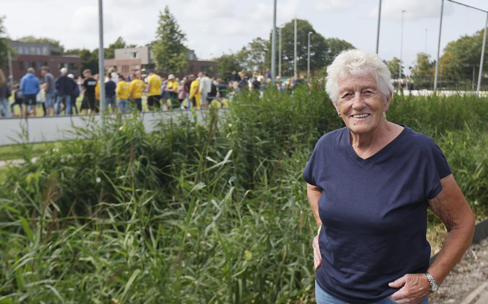 Vanuit haar tuin heeft Djoke Walda zicht op het kaatsspektakel: ,,Foar De Freule bliuw ik thús.''