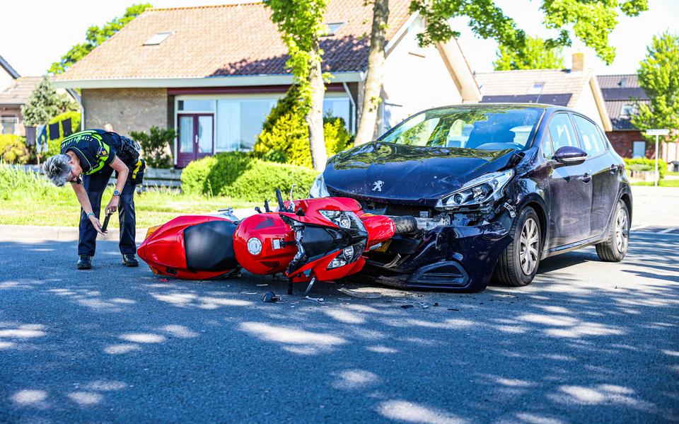 Een automobilist en motorrijder botsten op een kruising in Echtenerbrug.