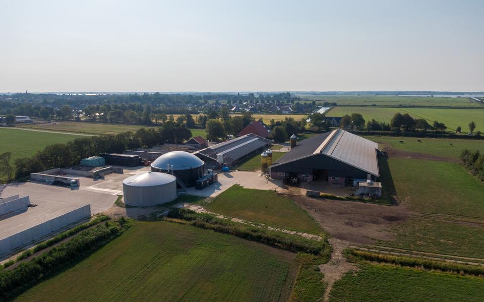 Opstelling met biovergister en stikstofstripper bij een boerderij. De combinatie van emissiearme stalvloer, vergister en stripper kan de uitstoot van stikstof en methaan flink terugbrengen.