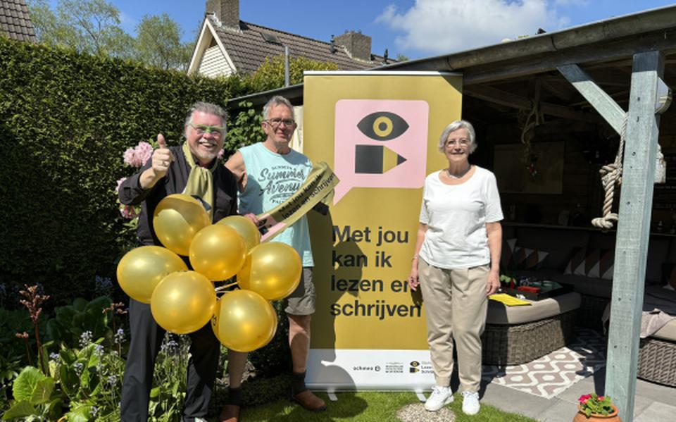 René Karst (ambassadeur Stichting Lezen en Schrijven), Roelof Wijnstra en Peta Bartlema (docent).