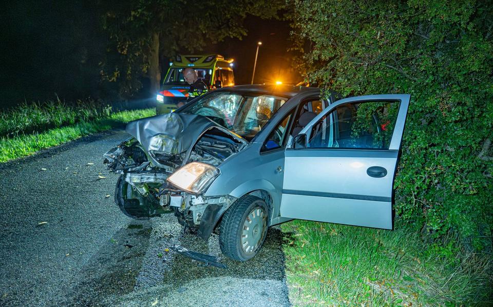Een automobilist botste met zijn auto tegen een boom bij Kollum.