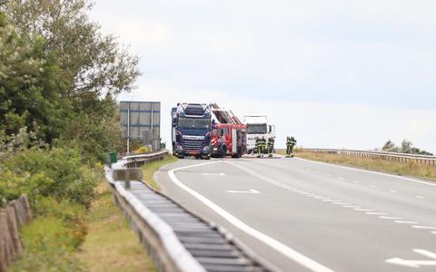Op de A6 bij Oosterzee, in de richting van Joure, is donderdagmiddag brand ontstaan in de trailer van een vrachtwagen.