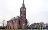 De hervormde kerk van Jirnsum zou gesloopt worden, maar is nu een woning. Dit soort mogelijkheden voor nieuwe woonruimte zijn er veel meer, denkt de gemeente Leeuwarden. 