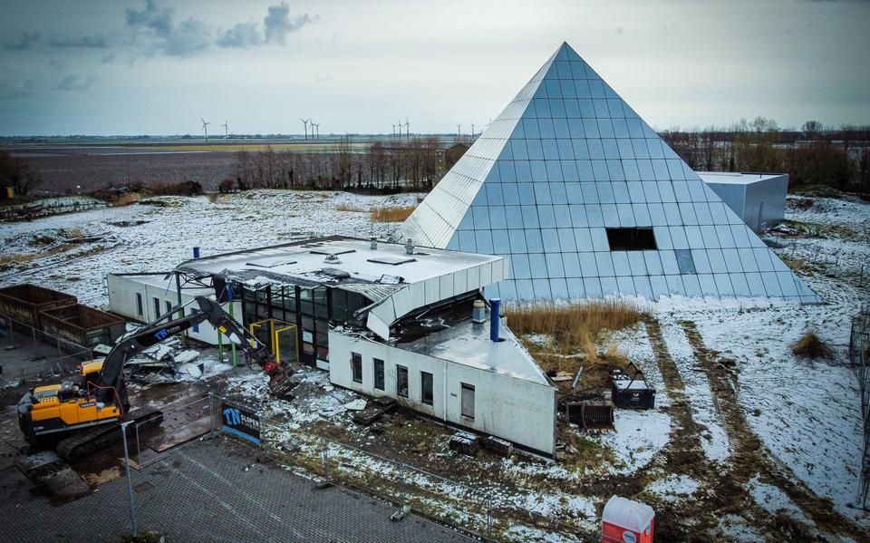 Speelparadijs Aeolus tijdens de sloop, met op de achtergrond het windmolenpark bij Sexbierum.