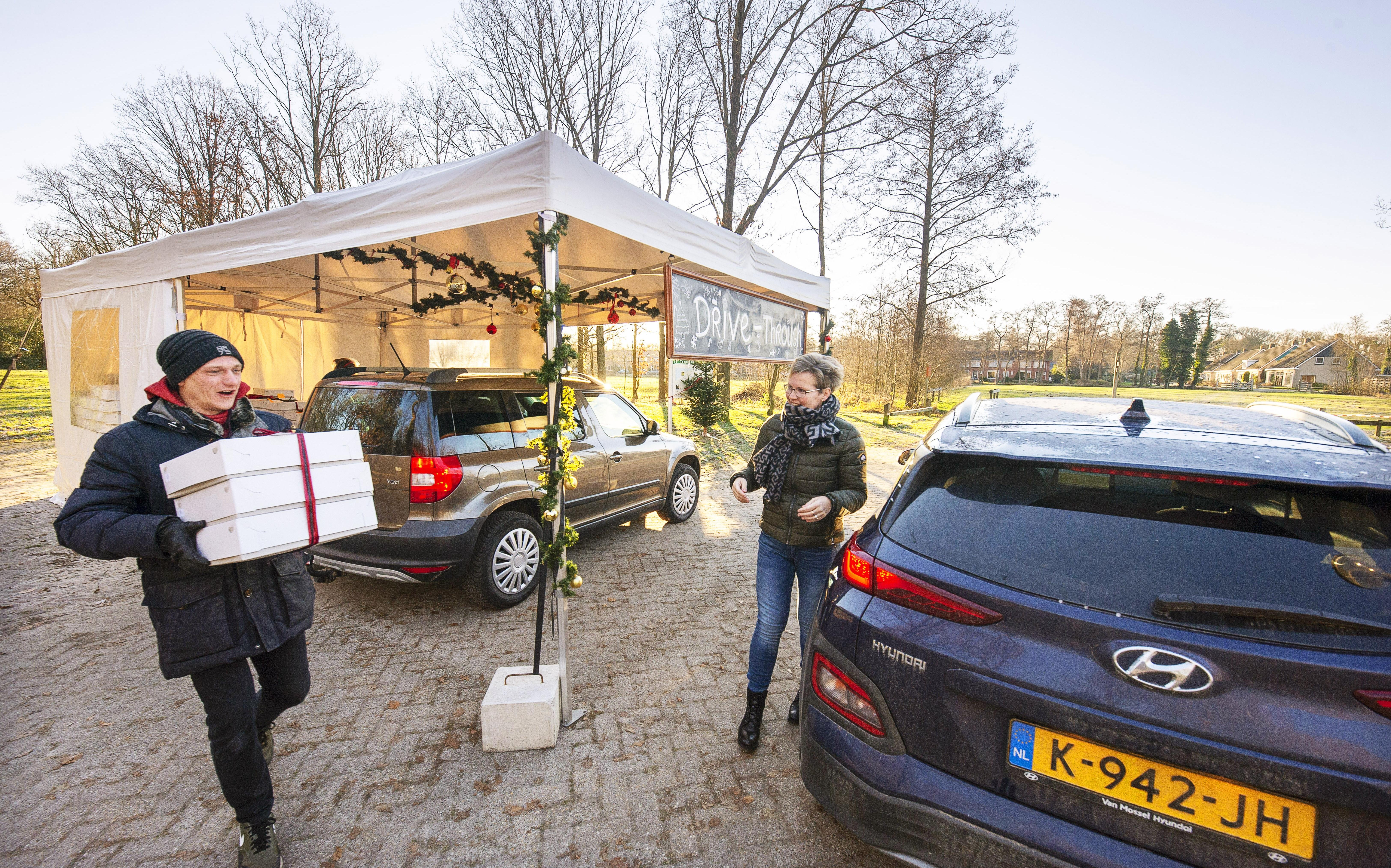 Kerstdiner halen bij Stania State in Oentsjerk: een kleine file van glimlachers