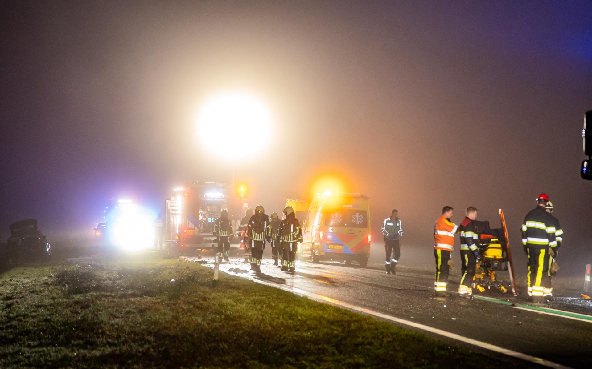 Vrouw (22) uit Heerenveen overleden bij frontale botsing in dichte mist op N351 bij Makkinga