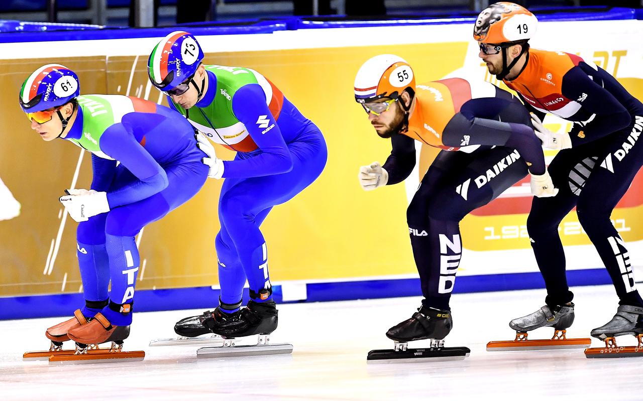 Sjinkie Knegt wordt tijdens de relay op het EK in Polen in januari aangeduwd door Itzhak de Laat. Sjinkie Knegt wordt tijdens de relay op het EK in Polen in januari aangeduwd door Itzhak de Laat.