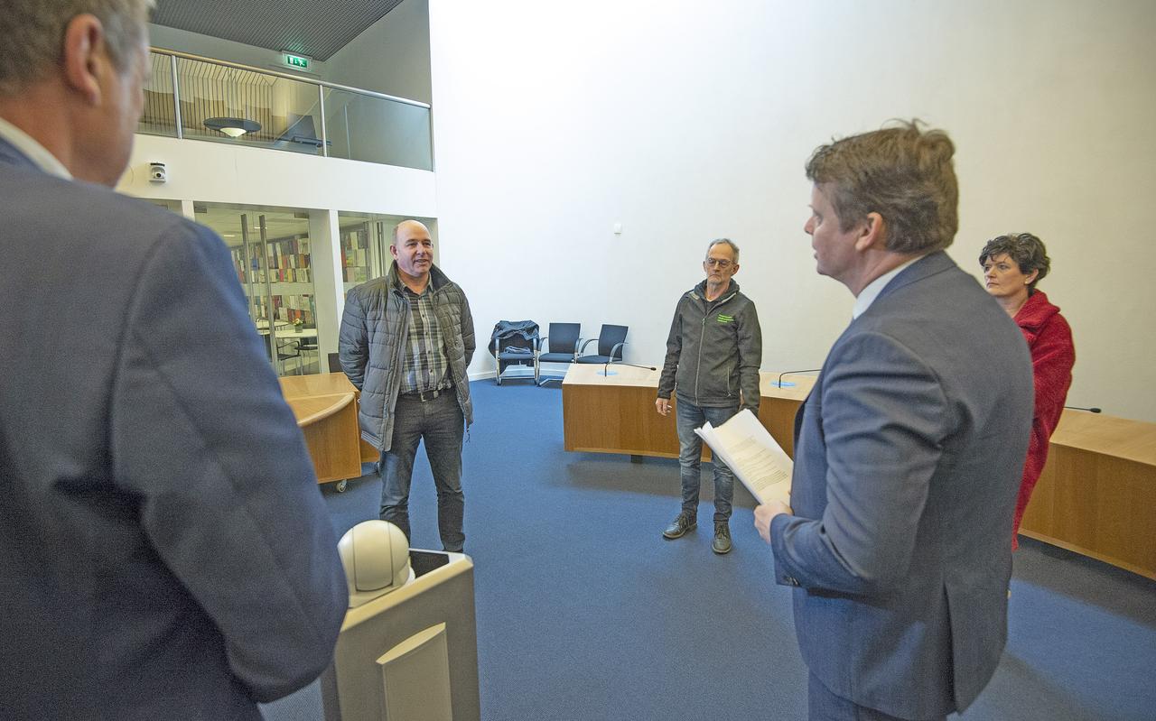 Overleg in het stadhuis van Dokkum over de Waddenagenda 2050. Met burgemeester Johannes Kramer, Harm Wiegersma van de Melkveehouders Vakbond en Jan Swart (l) van de buitendijkse grondeigenaren. Overleg in het stadhuis van Dokkum over de Waddenagenda 2050. Met burgemeester Johannes Kramer, Harm Wiegersma van de Melkveehouders Vakbond en Jan Swart (l) van de buitendijkse grondeigenaren.