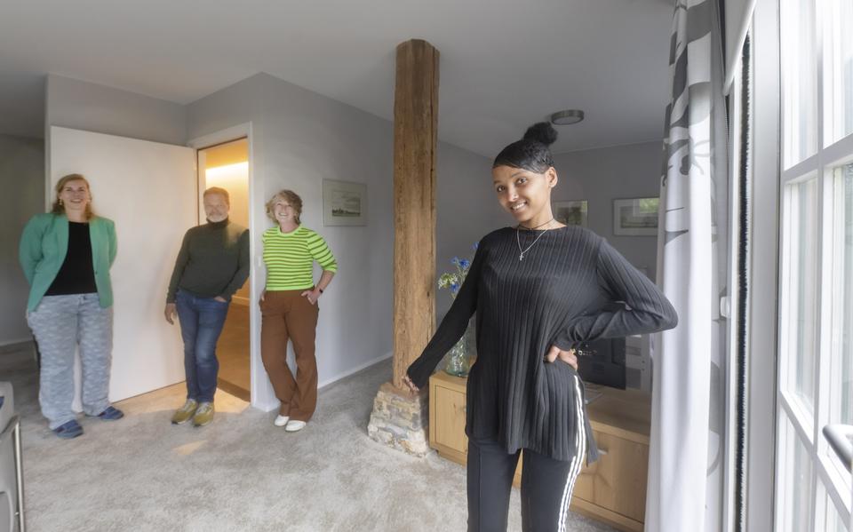 Luwam in haar kamer bij Nienke Hoekstra (links), Marc Plomp en Annelies Bondo in Leeuwarden. 