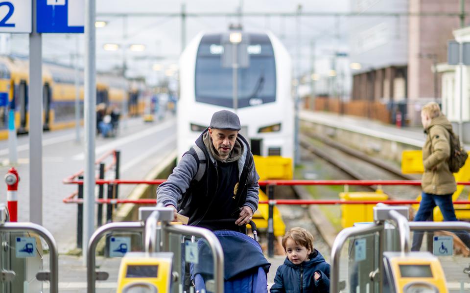 Reizigers checken uit na hun treinreis op het station in Leeuwarden.