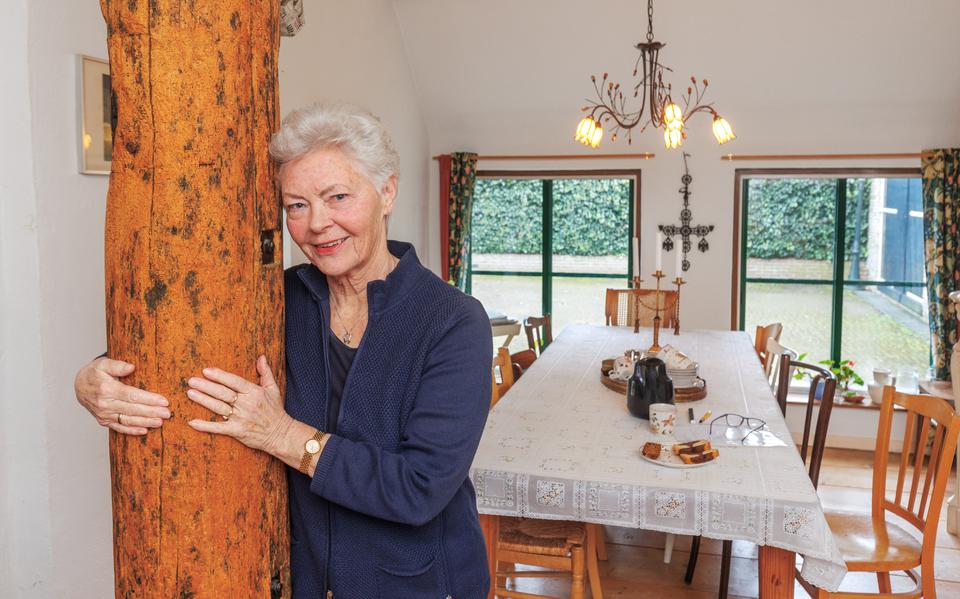 Alie Rusch, voorzitter van de Feriening Bêd & Brochje, in de eetkamer van haar eigen accommodatie in Mildam.
