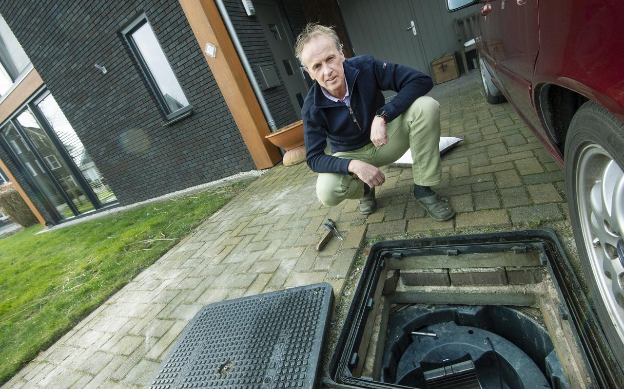 Johannes Veenstra toont de put van het regenwatersysteem in zijn oprit in Oentsjerk. Johannes Veenstra toont de put van het regenwatersysteem in zijn oprit in Oentsjerk.