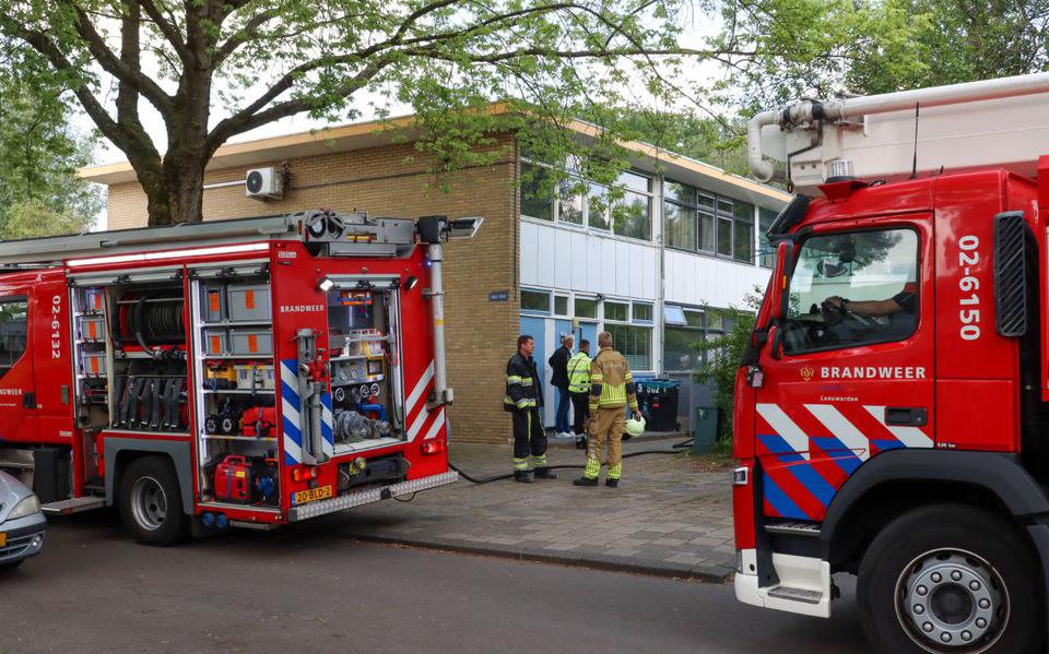 De brandweer had de woningbrand in Leeuwarden snel onder controle.
