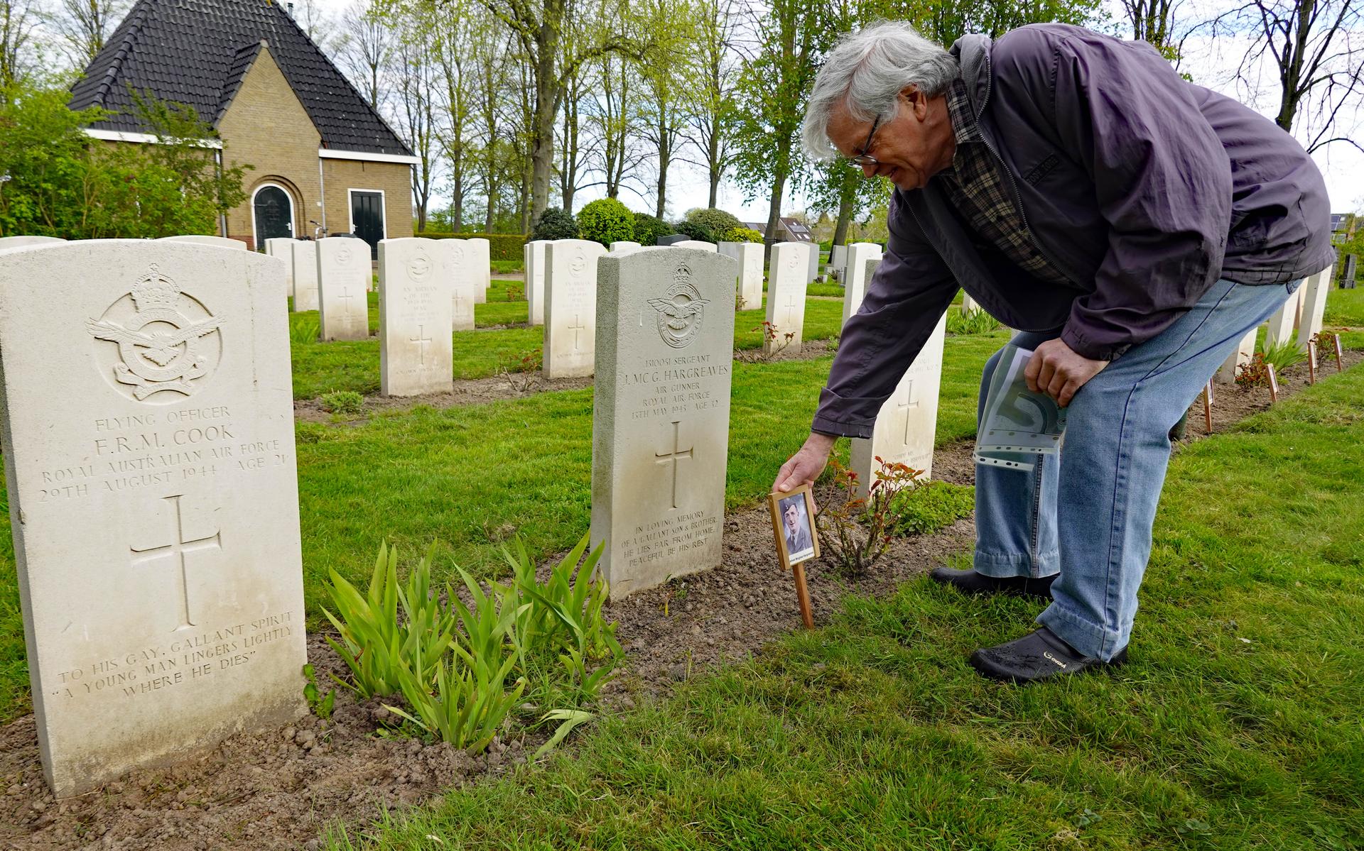 Lemster Peter van den Brandt steekt het bordje met de foto bij het graf.