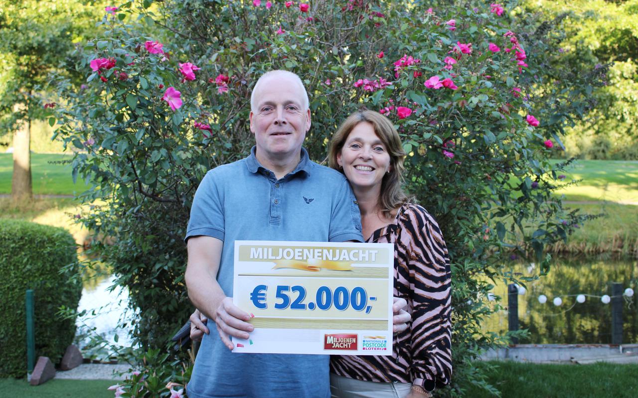 Michel Schilt en Akke de Jong zijn erg blij met de prijs die ze wonnen bij de Postcode Loterij Miljoenenjacht.