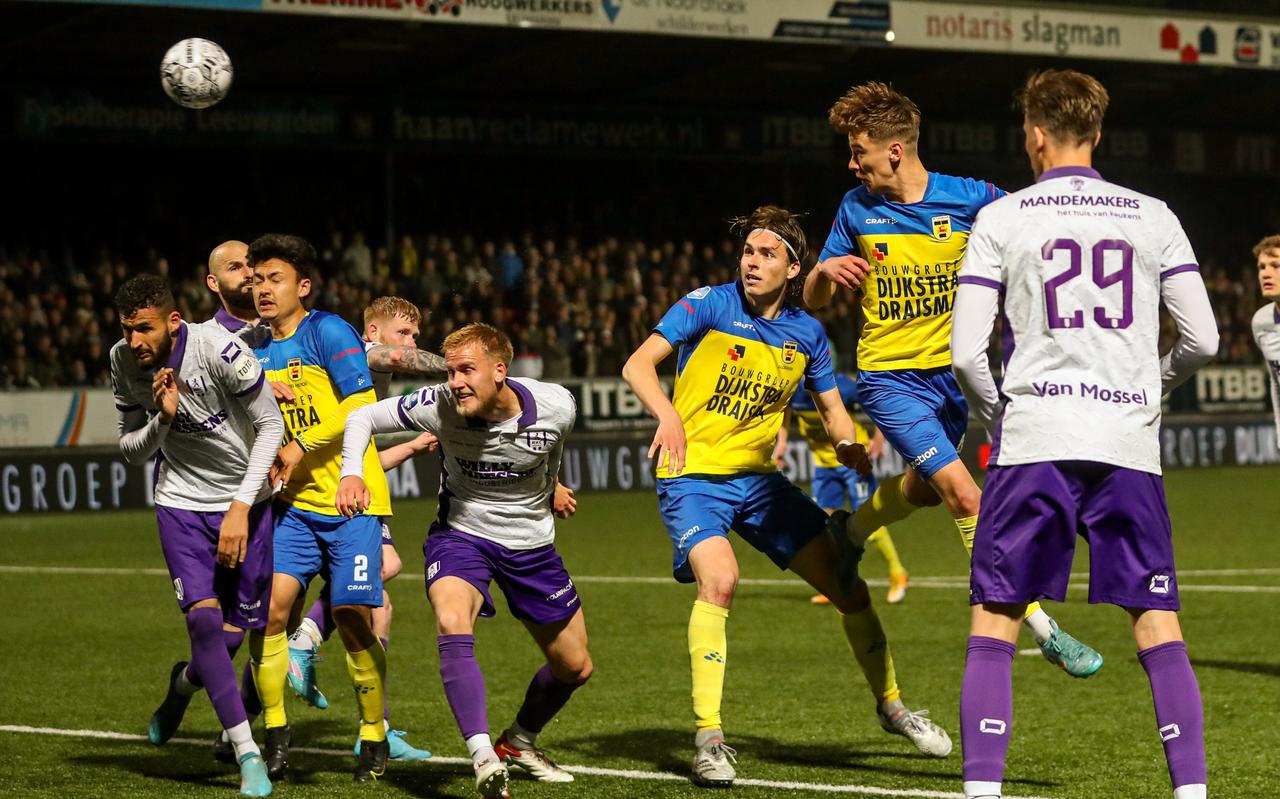 Milan Smit kopt diep in de extra tijd de 1-1 binnen. Milan Smit kopt diep in de extra tijd de 1-1 binnen.