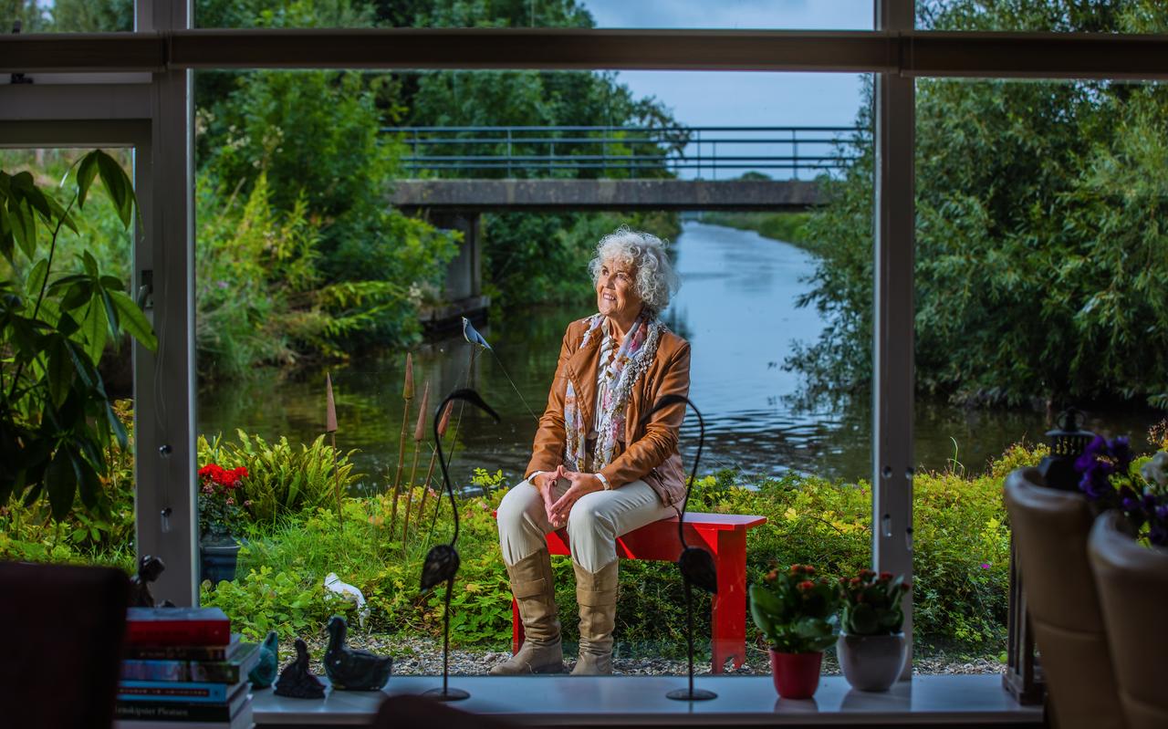 Ytsje Hettinga: ,,Skriuwen, wer it wei komt? It sit in my. In oar borduurt as skildert, ik betink in ferhaal.’’ Ytsje Hettinga: ,,Skriuwen, wer it wei komt? It sit in my. In oar borduurt as skildert, ik betink in ferhaal.’’