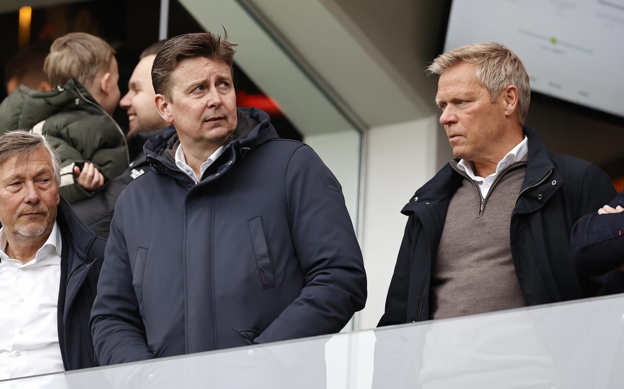 Algemeen directeur Ard de Graaf met rechts van hem technisch manager Foeke Booy afgelopen seizoen tijdens de wedstrijd PSV - SC Cambuur.